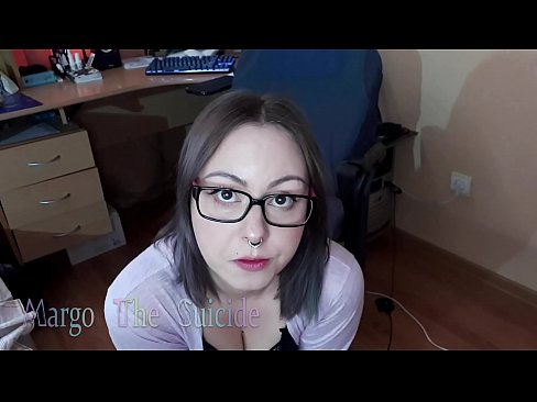 ❤️ Σέξι κορίτσι με γυαλιά πιπιλίζει Dildo βαθιά στην κάμερα ️ Βίντεο σεξ ☑