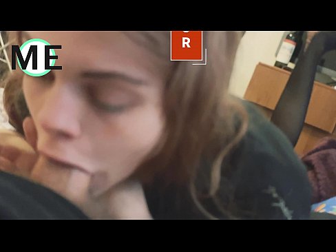 ❤️ Πούτσος στο λαιμό της, σκισμένο καλσόν και σκισμένα τακούνια ️ Βίντεο σεξ ☑